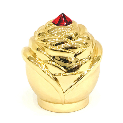 Χρυσά καλύμματα μπουκαλιών αρώματος μετάλλων Zamak χρώματος πολυτέλειας συνήθειας με τον κόκκινο Stone