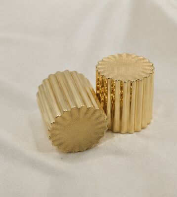 Αγορά Luxury Gold Finish Zinc Alloy Perfume Cap with Fluted Cylinder and Textured Top διαδικτυακή κατασκευή