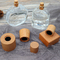 Φυσική στερεά ξύλινη ΚΑΠ μπουκαλιών αρώματος τύπων κυλίνδρων με το μπουκάλι