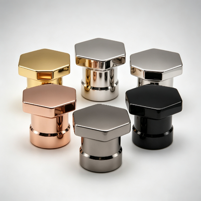 Λούξυ Εξάγωνη επίπεδη κορυφή Ζινκ Alloy Perfume Cap Γεωμετρικό σχήμα Accent Ring Base Zamac Perfume Bottle Lid Πολυχρωματική ηλεκτροπληρωμή Custom Logo OEM ODM